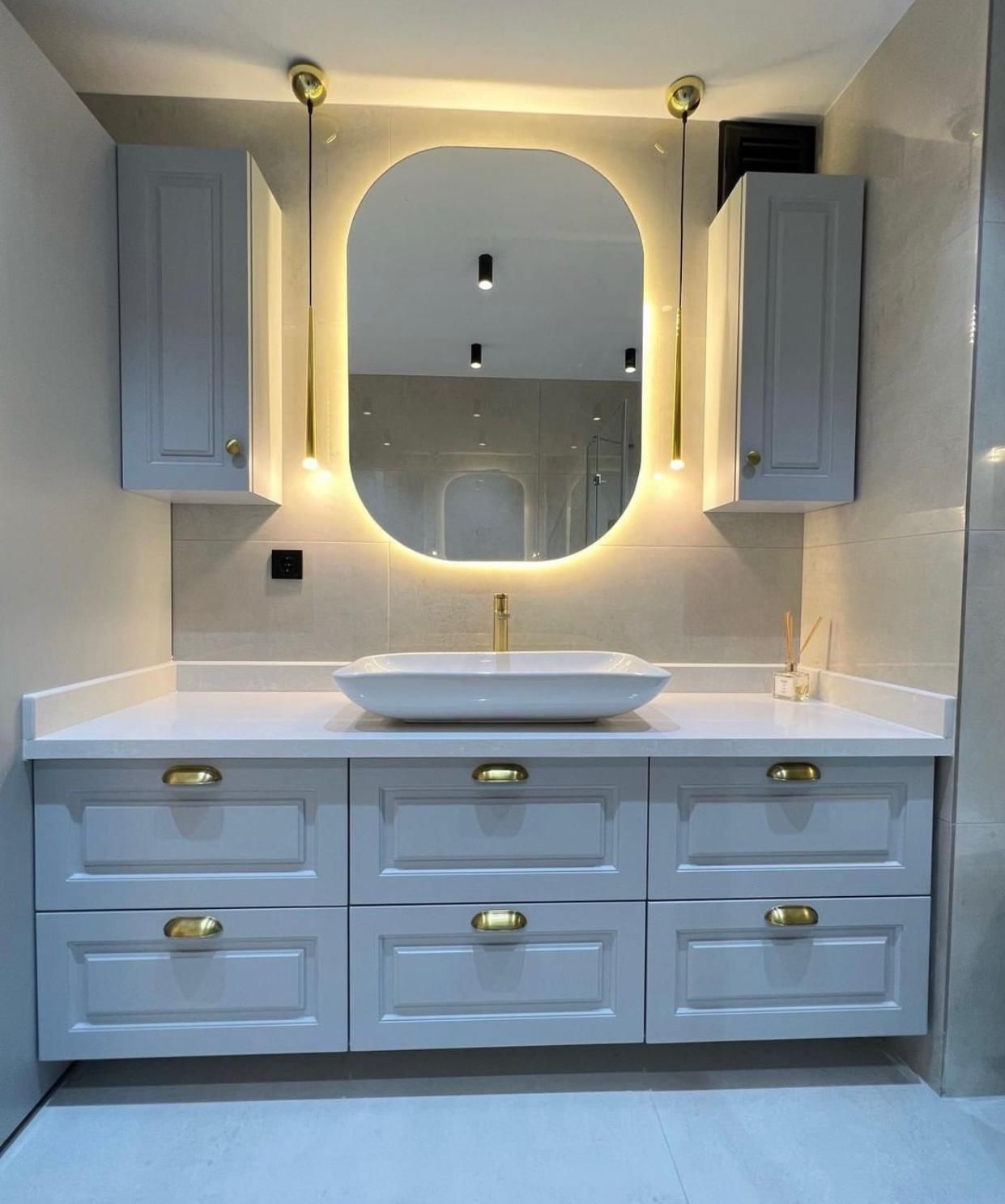 Açık Gri Altın Detaylı Banyo Dolabı