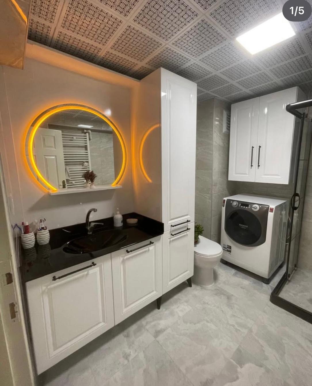 Ahşap ve Beyaz Tezgahlı Banyo