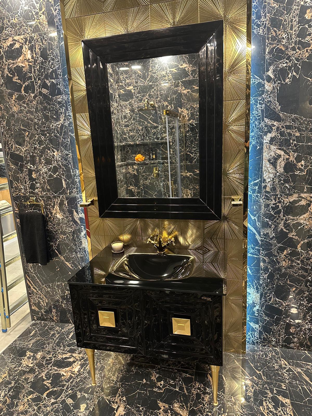 Minimalist Beyaz Cam Bölmeli Banyo