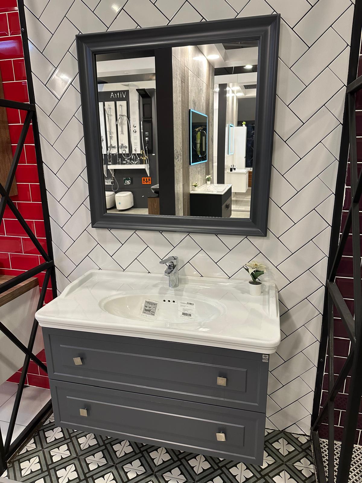 Modern Duşakabin ve Gri Dolap