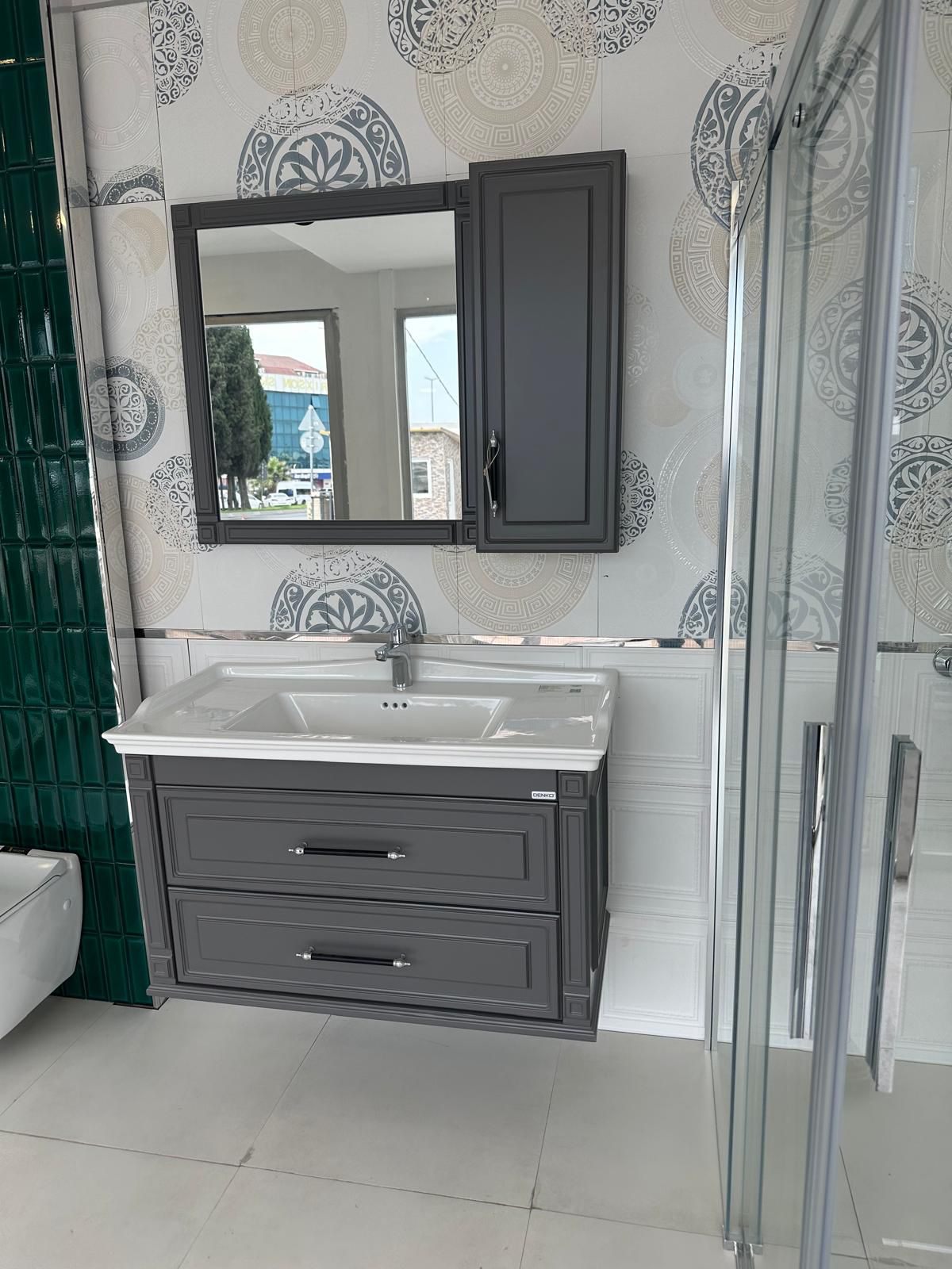 Siyah Modern ve Oluklu Duvar Detayı