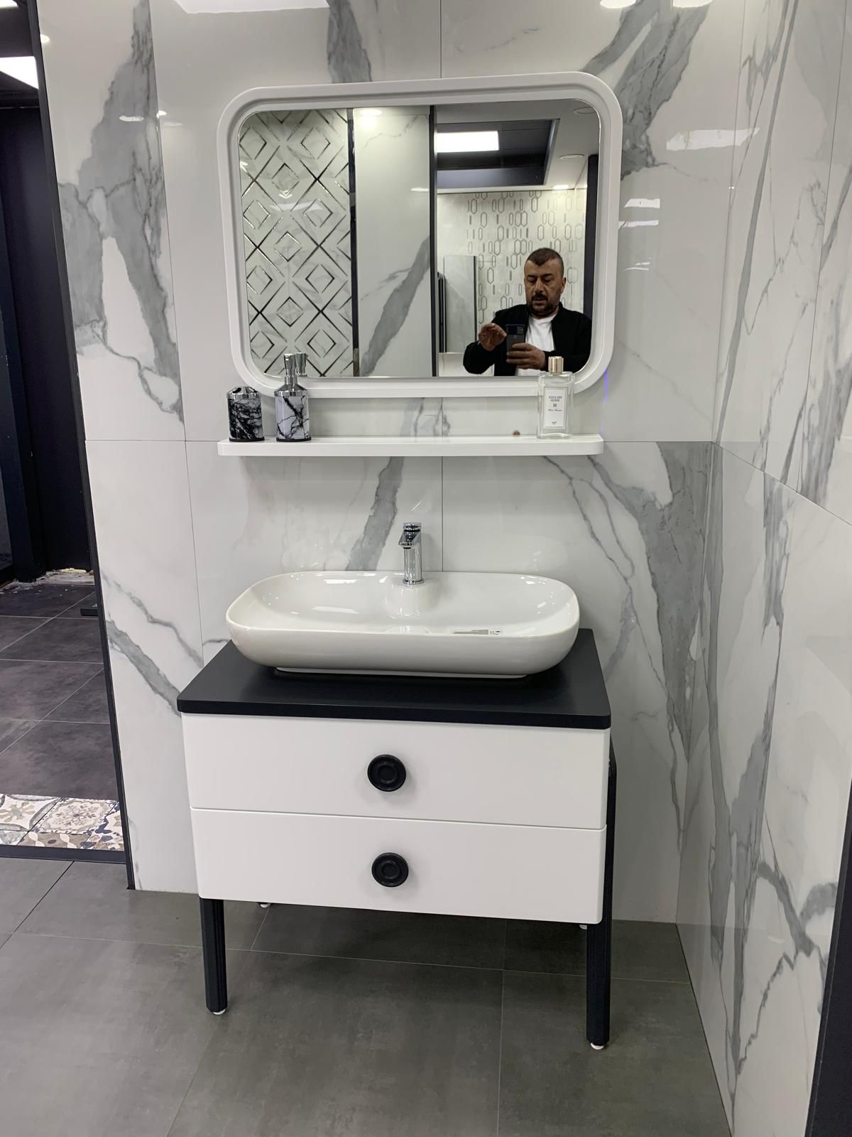 Siyah Beyaz Minimal Banyo