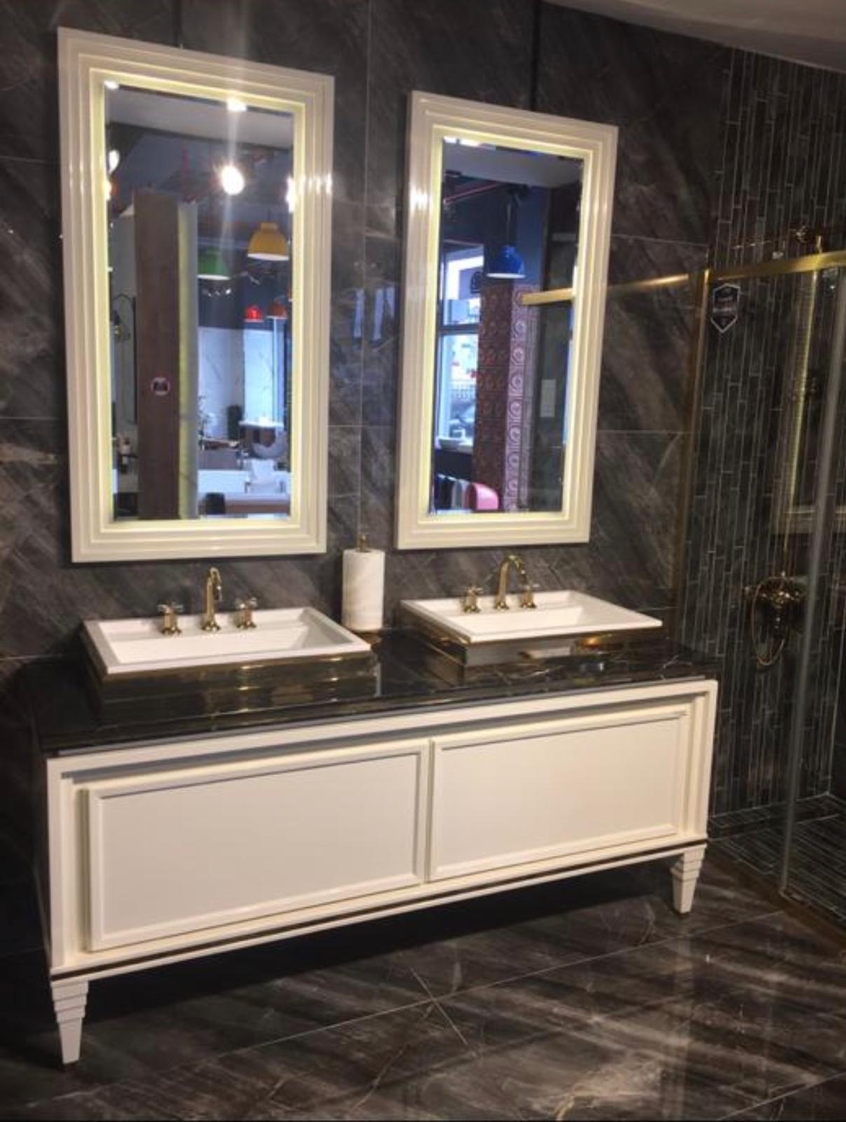 Ahşap Çerçeveli Büyük Ayna Banyo