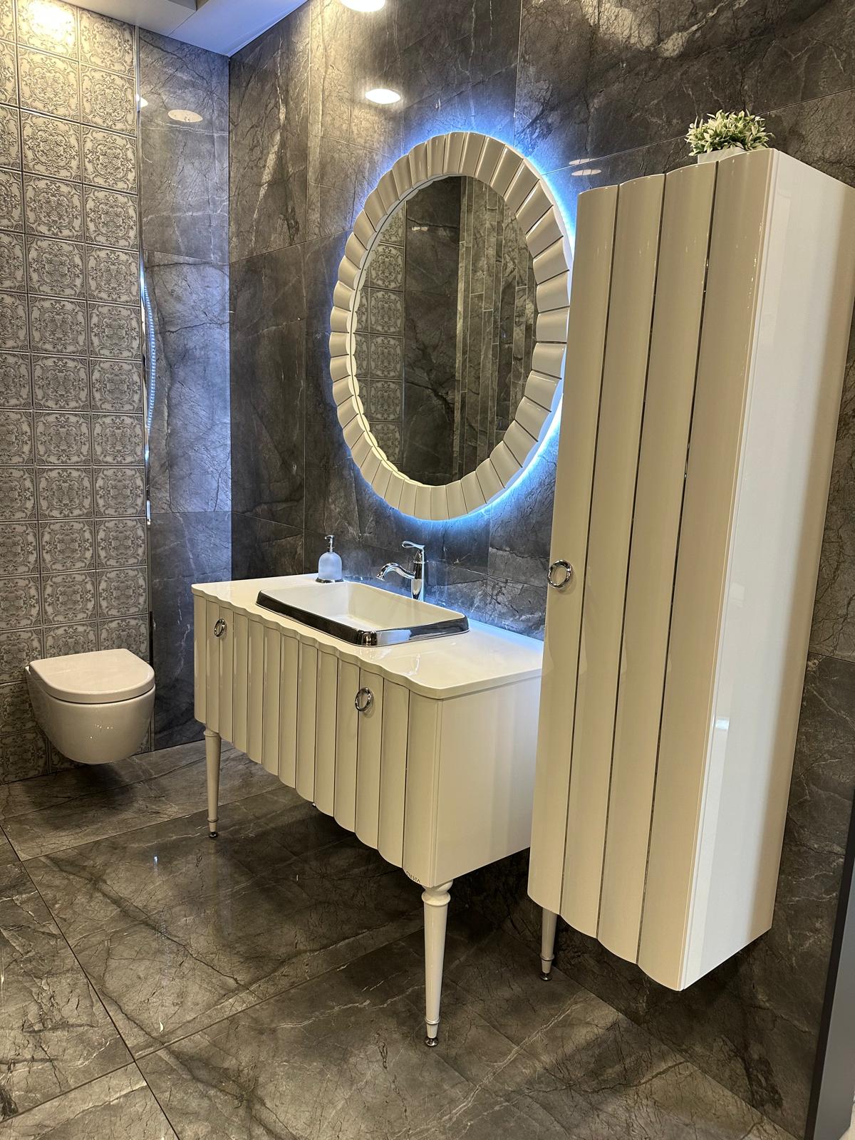 Ahşap Çerçeveli Büyük Ayna Banyo