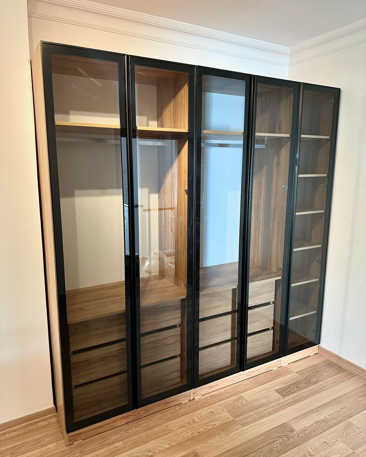 Minimalist Gri Vestiyer ve Ahşap Detay