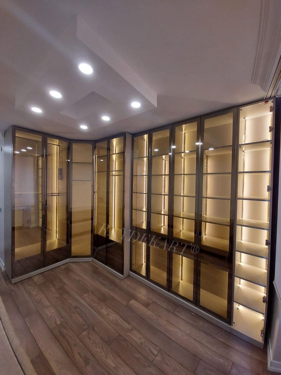 Aynalı Duvar Detaylı Beyaz Gardırop