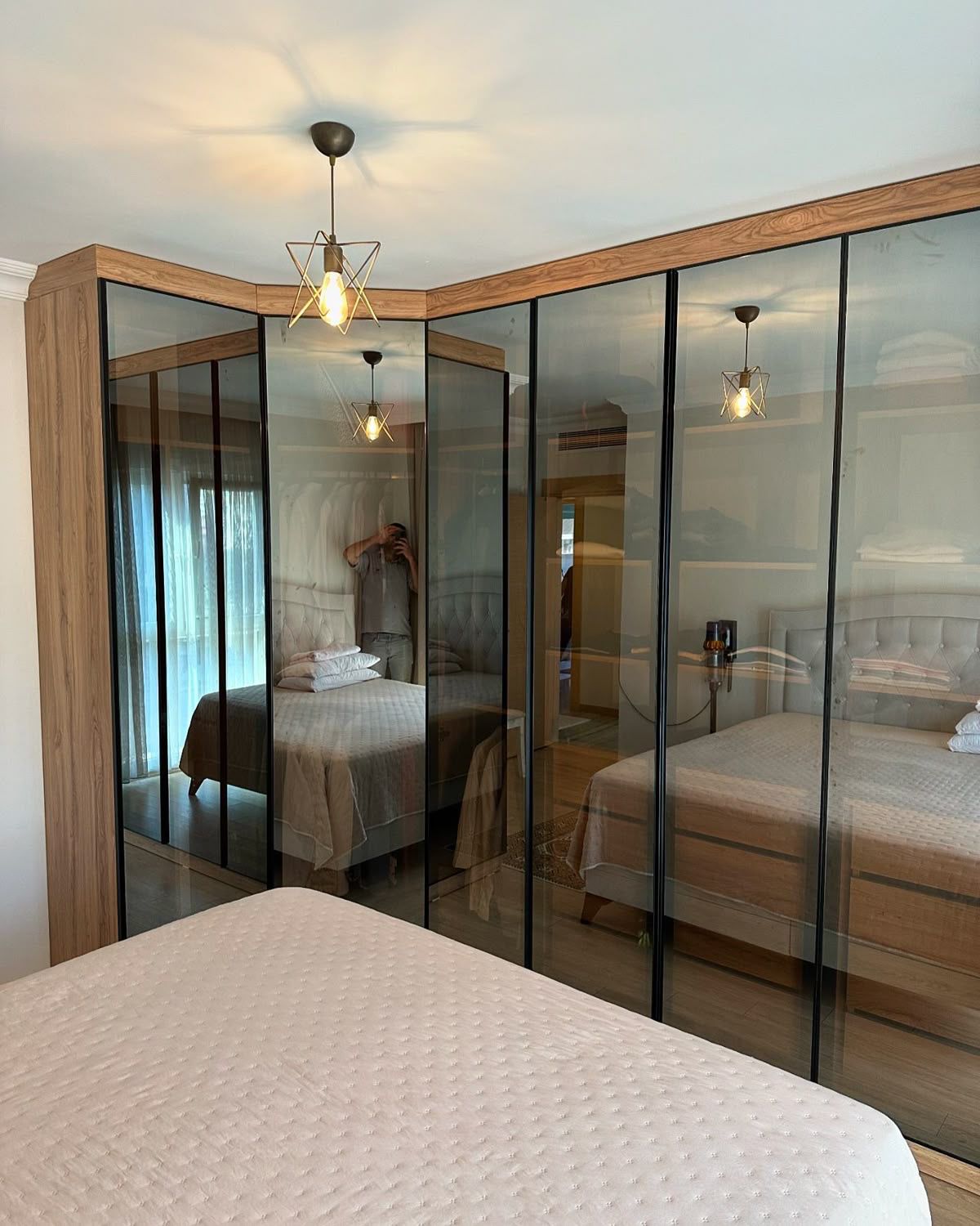 Aynalı Duvar Detaylı Beyaz Gardırop