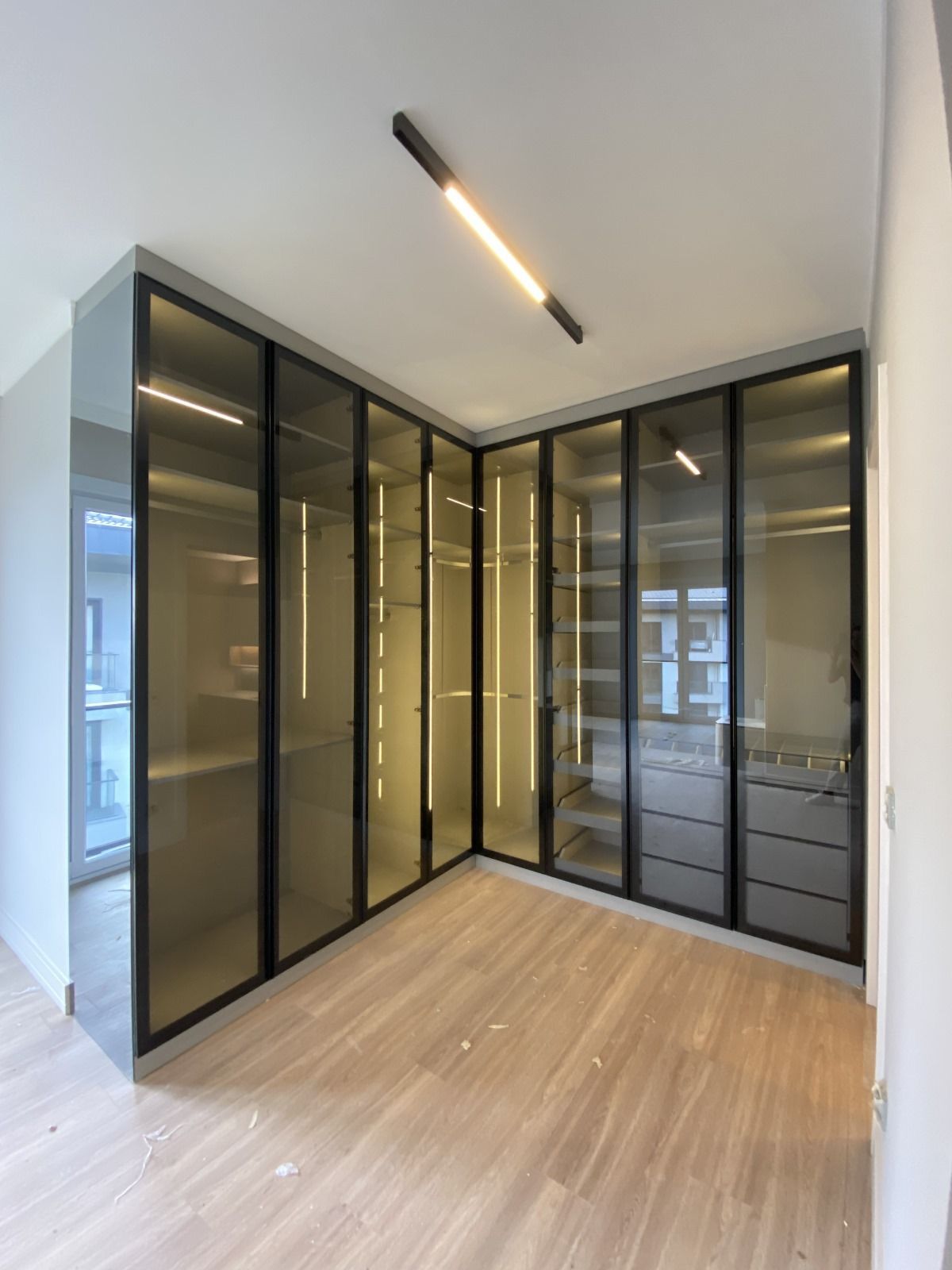 Aynalı Duvar Detaylı Beyaz Gardırop