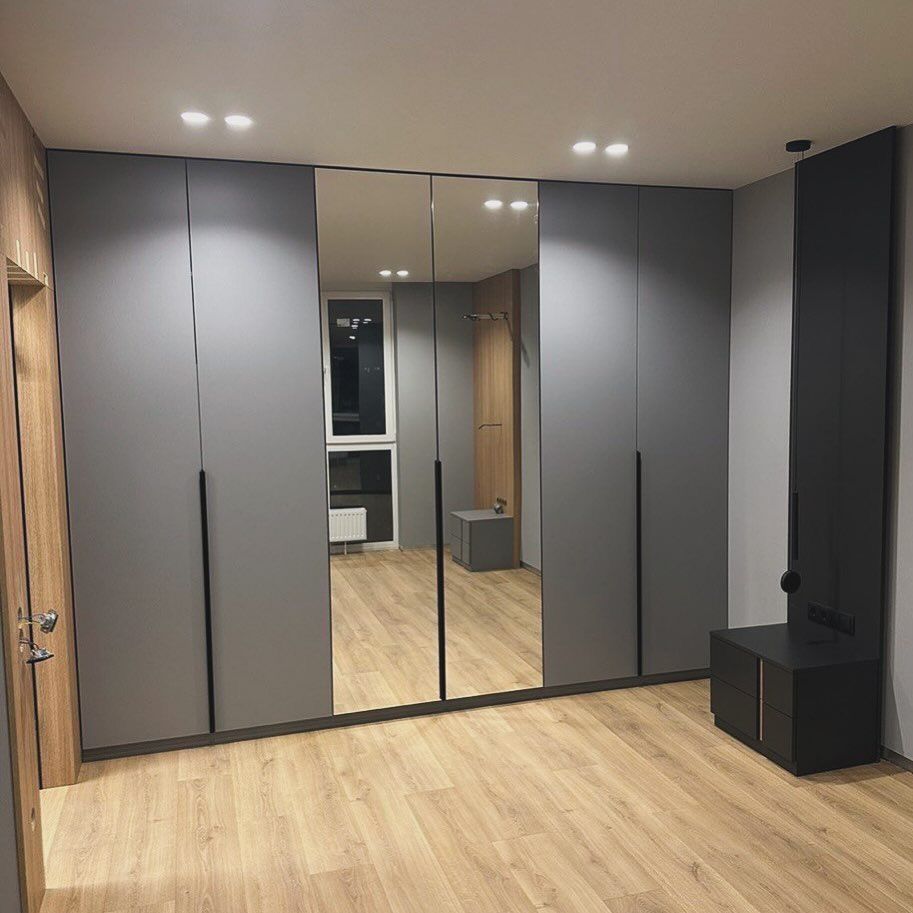 Aynalı Duvar Detaylı Beyaz Gardırop