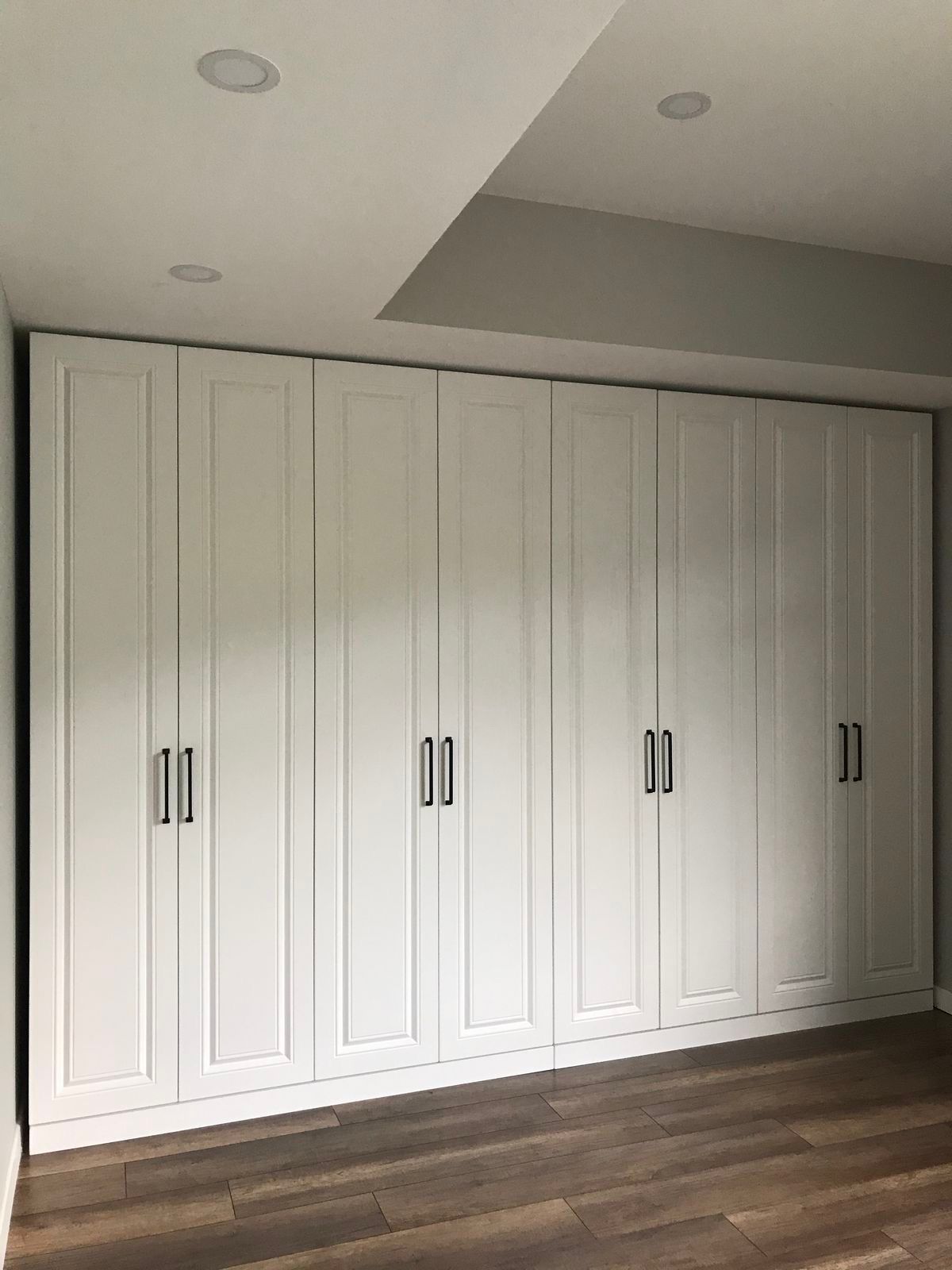 Aynalı Duvar Detaylı Beyaz Gardırop