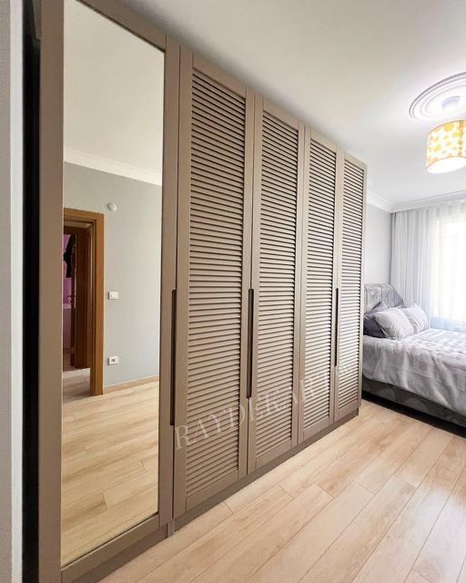 Aynalı Duvar Detaylı Beyaz Gardırop