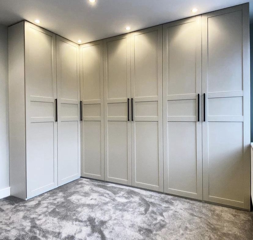 Aynalı Duvar Detaylı Beyaz Gardırop