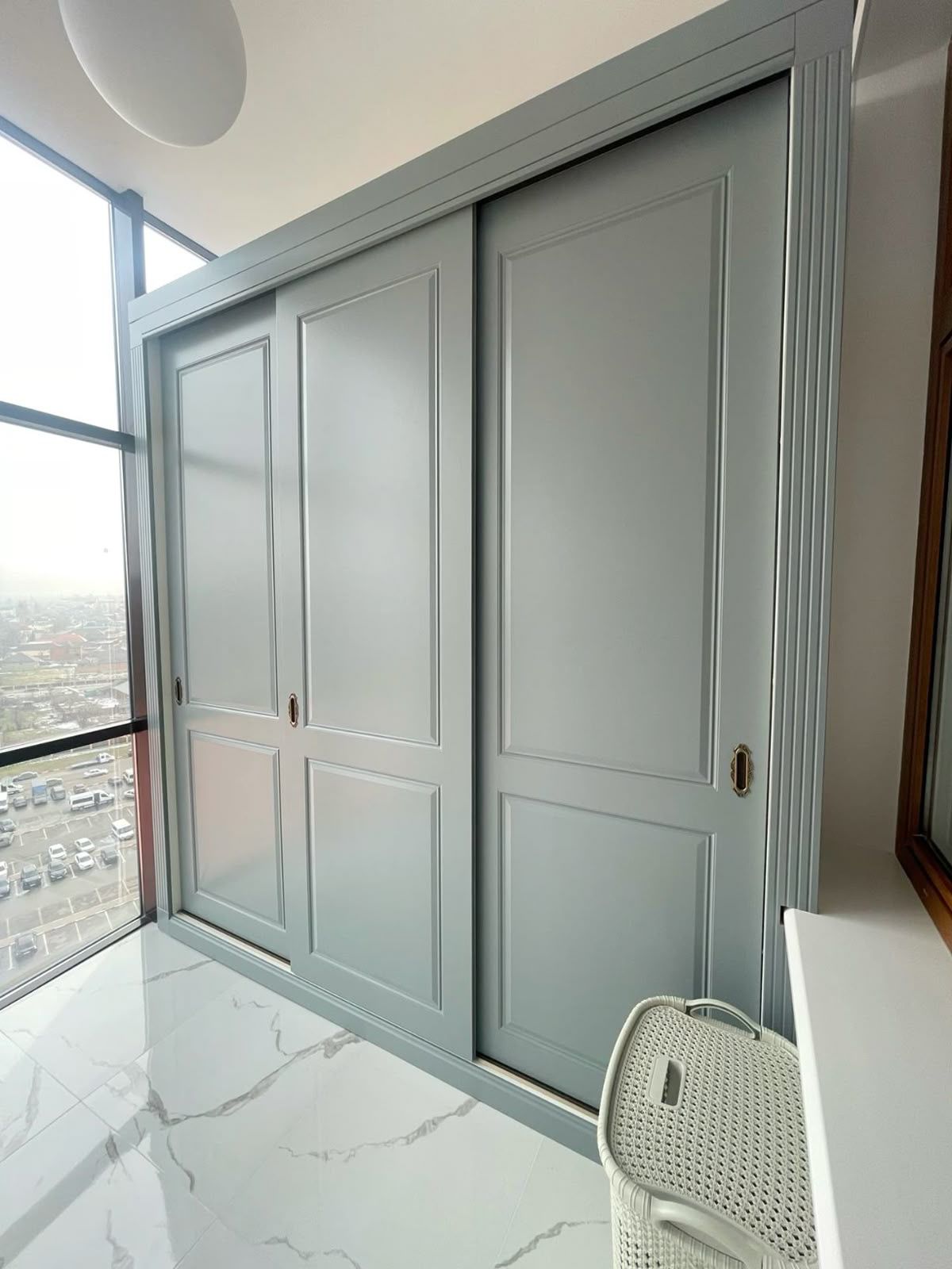 Aynalı Duvar Detaylı Beyaz Gardırop