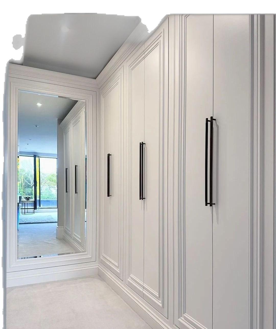 Aynalı Duvar Detaylı Beyaz Gardırop