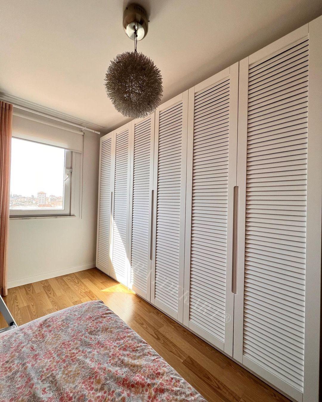 Aynalı Duvar Detaylı Beyaz Gardırop