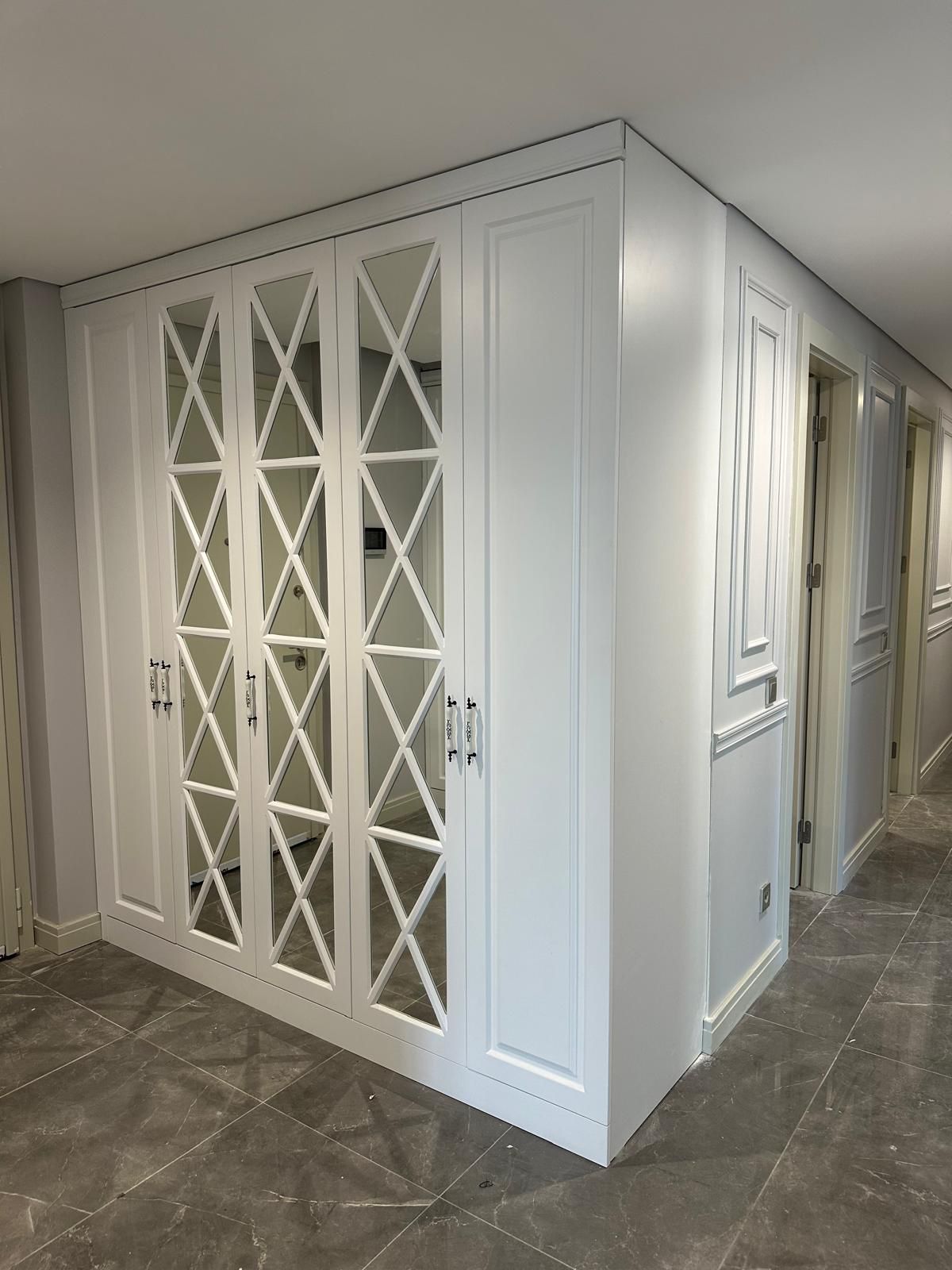 Beyaz X-Çerçeveli Aynalı Köşe Gardırop