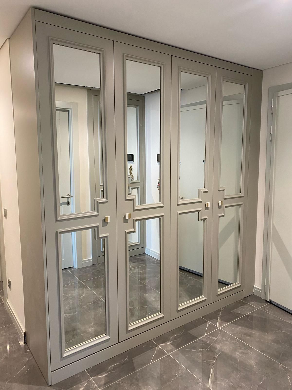 Açık Gri Aynalı Klasik Çerçeveli Gardırop