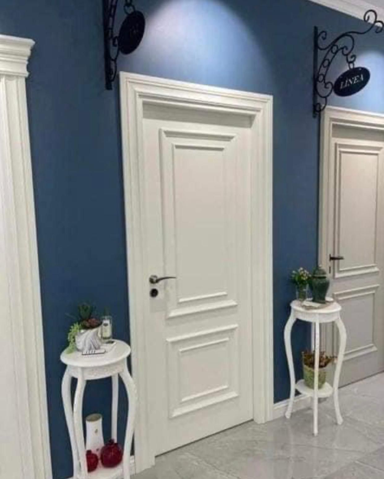 Beyaz Klasik Mavi Duvar