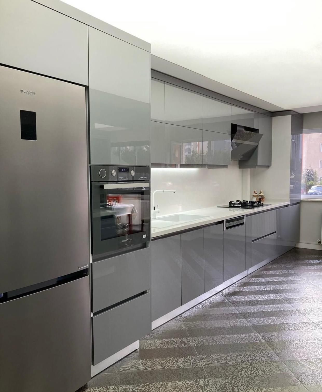 Siyah Mat Ada ve Ahşap Mutfak