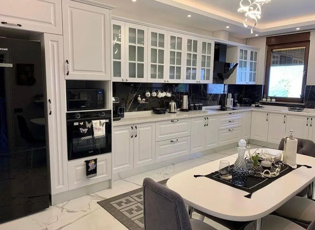 Lüks Beyaz ve Siyah Detaylı Ada Mutfak