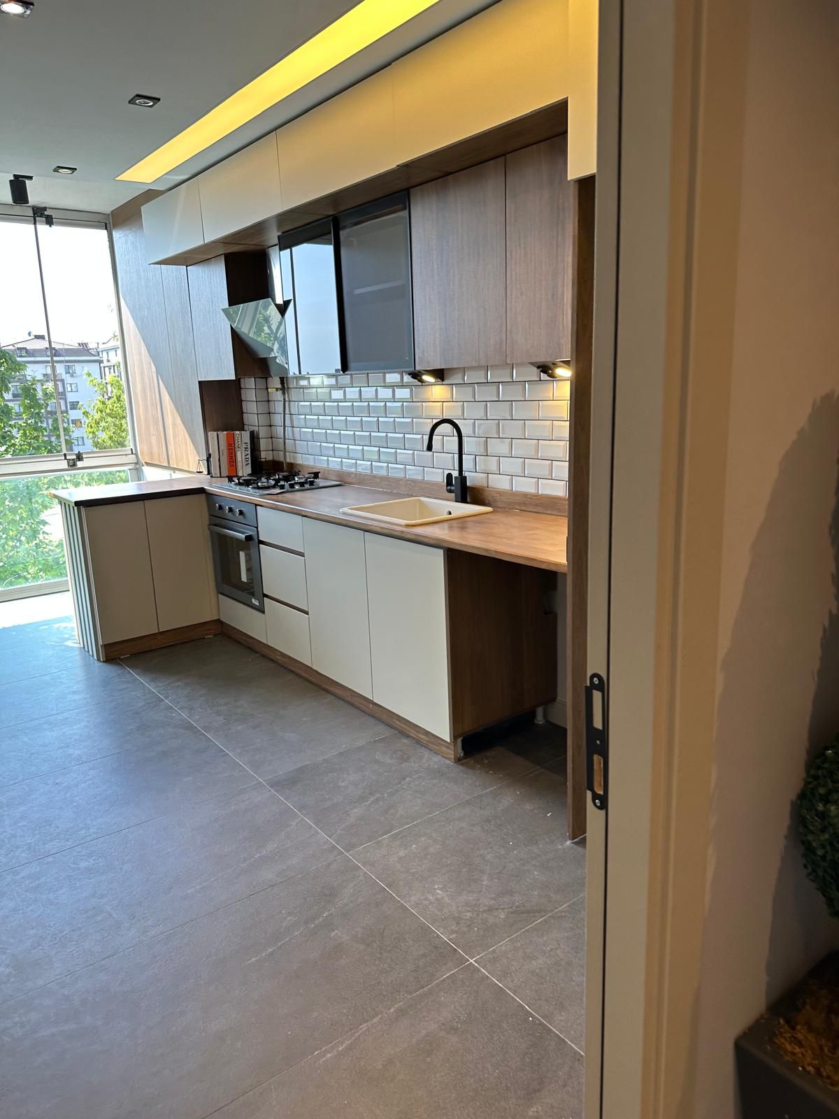 Beyaz Lake ve Mermer Mutfak